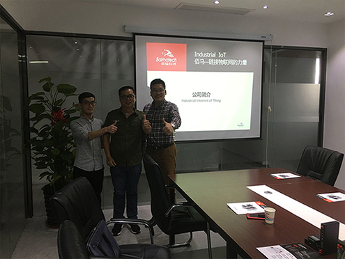 新加坡电力客户到访欧陆在线，考察交流欧陆在电力物联网方向的产品、技术、案例等。针对客户的行业特性及项目需求，我司详细介绍了欧陆在线无线通信终端在发电、输电、变电、配电、用电等电力五大环节的应用场景、产品选型、解决方案、项目经验。