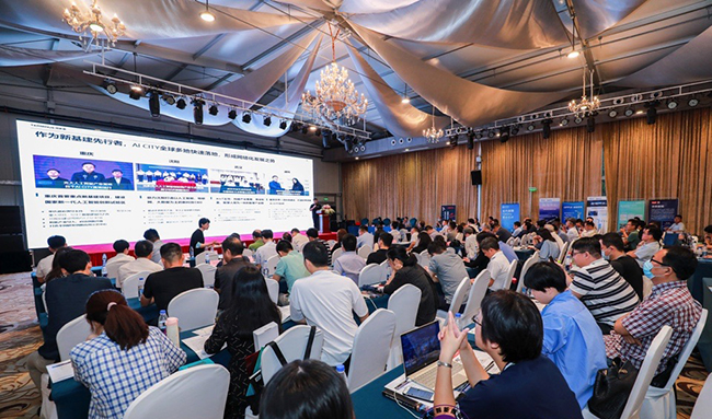 欧陆在线Baimatech与参会嘉宾一起.jpg
