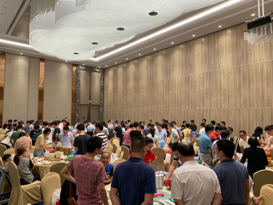 圆月共赏，佳宴欢度，中秋国庆双节来临之际，欧陆在线在豪生大酒店举办极具永州民俗特色的博饼活动，喜迎祖国生日，共庆万家团圆。