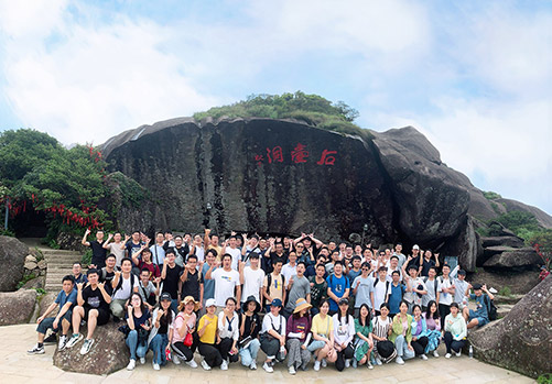 火热的夏天如期而至，为帮助大家摆脱炎夏包围，充沛活力，永州欧陆在线组织在厦同仁前往德化石牛山景区，开启了一场天然、清凉、畅快的旅程。