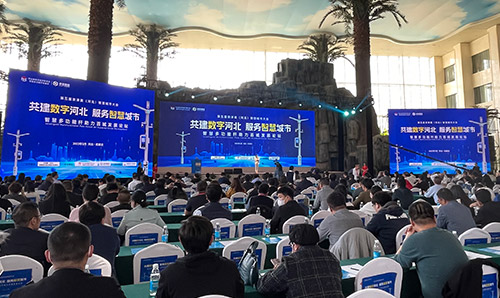 近日，智慧多功能杆助力百城发展论坛在石家庄圆满召开，并举行了智慧多功能杆专委会授牌、河北省新型智慧城市优秀案例授牌、河北省新型智慧城市建设机构及重点企业授牌。欧陆在线作为专委会的创始委员单位，共同见证了这一难忘时刻。