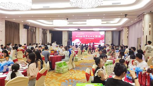 近日，欧陆在线在集美北海湾惠龙万达酒店隆重举办了中秋博饼晚宴。公司全体同事欢聚一堂，迎中秋、博好礼、享美食，共享团聚欢乐。