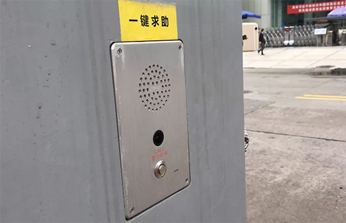 智慧路灯杆是一种兼具智能化和多功能的新型物联网基础设施，通过搭载一键告警对讲盒，能够大大丰富安防及报警求助资源，对提升城市的安全性和管理效能具有重要的作用。本篇就结合城市中的不同场景，简析智慧灯杆一键告警功能的实用功能。