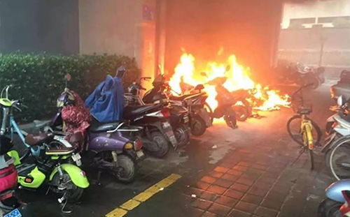 针对电动车的安全管理，欧陆在线提供基于AI视觉识别分析的智能化实时监测预警方案，面向住宅楼下、村口广场、道路路侧的电动车停放与充电桩服务区域，部署AI监控和预警系统，实现24小时不间断监测预警，防范电动车火灾险情。