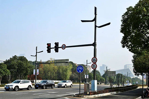 针对优化改善城市交通状况，欧陆在线提供多种智慧路灯杆网关产品，协同打造多功能智慧交通杆应用，实现灵活动态的信号灯配时方案，同时还能监测交通违章、发布交通疏导指示灯，依托多样化措施为城市交通“降压减负”，提高城市道路效率。
