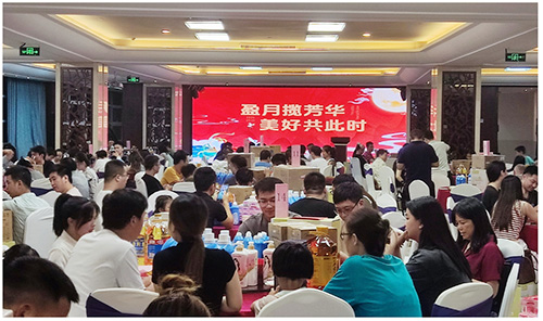 近日，欧陆在线在集美区杏林湾大酒店隆重举办了中秋博饼晚宴。公司全体同事齐聚一堂，同享博饼的欢乐，共品佳肴的美味，共同度过了美好的夜晚。