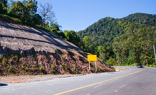 山体边坡的稳定性对高速公路、铁路等交通线的安全运营至关重要。随着GNSS高精定位技术的发展，低功耗GNSS定位终端逐渐成为边坡监测的核心设备。本篇就为大家简单分析低功耗GNSS终端在山体边坡监测中的优势和主要应用。