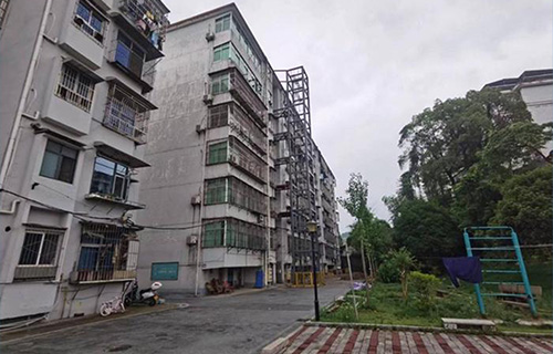 在新型城镇化与城市更新战略背景下，老旧小区普遍面临基础设施老化、安全隐患突出、管理效能低下等现实挑战。本篇以智慧路灯杆系统为切入点，探讨其在老旧城区改造中的多维应用价值，为城市智能化改造升级提供创新解决方案。