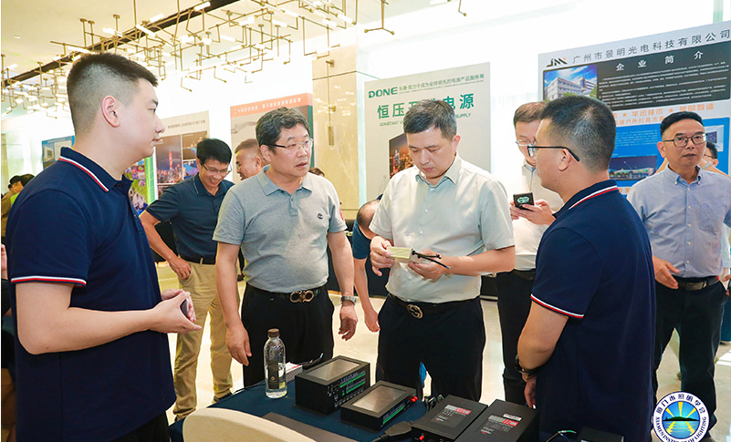 学会领导参观欧陆在线展位.jpg